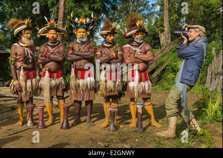 La Papouasie-Nouvelle-Guinée Southern Highlands Province Tari village de la tribu Huli région de Kobe Dumbiali tir pendant le tournage de Explorer Franτoise Spiekermeier Banque D'Images