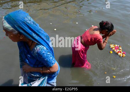 État de l'Uttar Pradesh Inde Mathura puja que font les femmes dans la rivière pendant les célébrations du festival Holi Banque D'Images