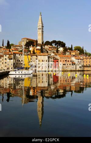 Croatie Istrie Côte Adriatique Rovinj dominé par l'église de Sant'Eufemia de style baroque Banque D'Images
