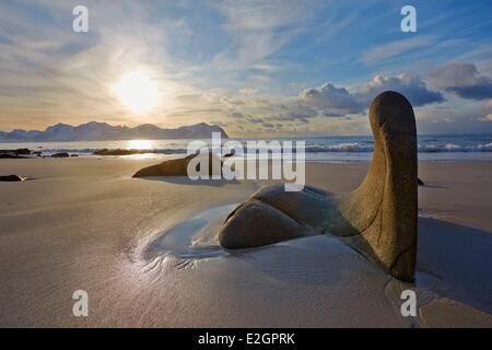 La Norvège Iles Lofoten Flakstadoya Vikten plage de sable au lever du soleil en hiver Banque D'Images