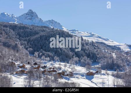 France Savoie Tarentaise Meribel-Les Allues hameau de La Giettaz en vue de la Dent de Burgin ou croix de Verdon (2739m) l'une des plus grande station de ski village de France au coeur des Trois Vallées (Les Trois Vallées) L'un des plus grands domaines skiables du monde entier Banque D'Images