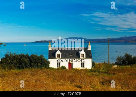 Royaume-uni Ecosse Highland Hébrides intérieures Ile de Skye Broadford,maison traditionnelle typique situé au bord de l'eau utilisée pour des expositions d'art. Banque D'Images