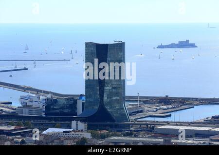 France Bouches du Rhône Marseille capitale européenne de la culture 2013 zone Euroméditerranée Grand Port Maritime quartier La Joliette Tour CMA CGM architecte Zaha Hadid île de Château d'If en arrière-plan (vue aérienne) Banque D'Images