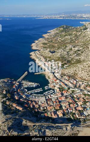 France Bouches du Rhône Marseille capitale européenne de la culture 2013 Parc national des Calanques (Parc National des Calanques) Goudes port des Goudes (vue aérienne) Banque D'Images