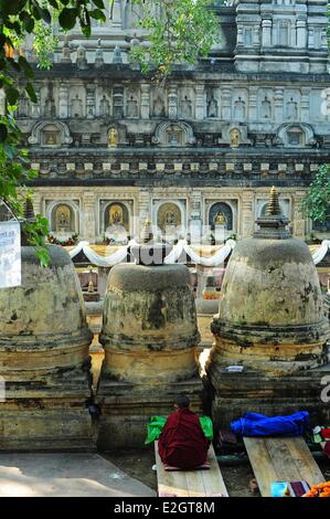 L'Inde dans l'état du Bihar Bodhgaya inscrite au Patrimoine Mondial de l'UNESCO (complexe du Temple de la Mahabodhi Temple Grand Réveil) temple bouddhiste où Siddhartha Gautama Bouddha atteint l'illumination jeune moine priant Banque D'Images