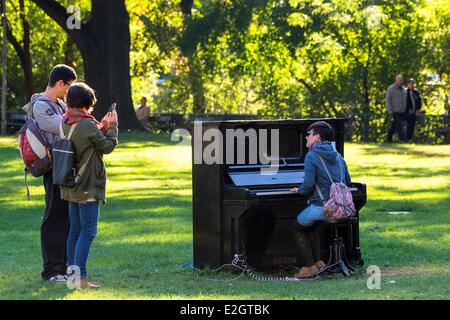 République Tchèque Prague centre historique classé au Patrimoine Mondial par l'UNESCO les jeunes à jouer du piano dans un parc à Kampa Banque D'Images