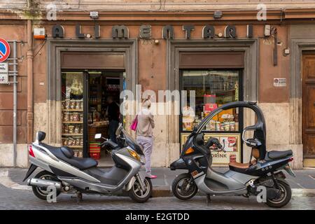 Italie Latium Rome centre historique classé au Patrimoine Mondial par l'UNESCO 2 scooters garé en face d'une épicerie Banque D'Images
