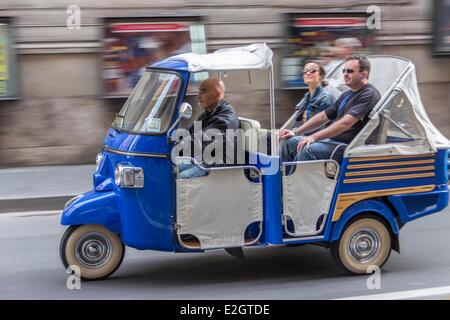 Italie Lazio Rome visiter city sur une Vespa convertible à trois roues Banque D'Images