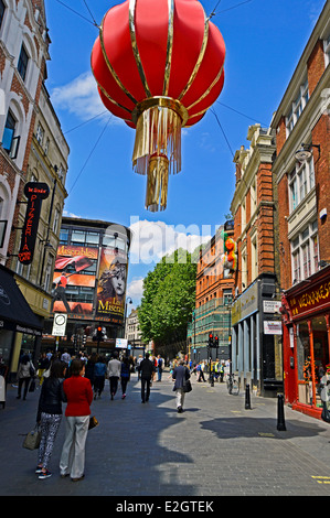 Vue sur Chinatown montrant suspendue grande lanterne, West End, City of Westminster, London, England, United Kingdom Banque D'Images