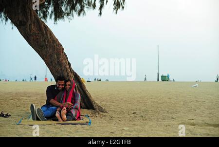 L'état de Maharashtra en Inde Mumbai Chowpatty beach heureux couple indien under tree Banque D'Images