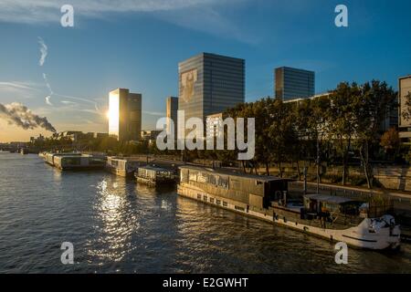 France Paris quais de Seine classés au Patrimoine Mondial par l'UNESCO Bibliothèque Nationale de France (Bibliothèque Nationale de France) par l'architecte Dominique Perrault et piscine Joséphine Baker piscine floatting en premier plan Banque D'Images