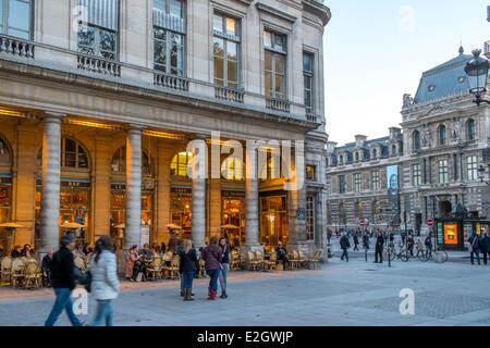 France Paris Rue Saint Honoré Le Nemours Cafe Banque D'Images