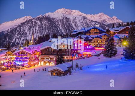 France Savoie Courchevel 1850 centre de ski vue sur Grand Bec pic dans le Parc National de La Vanoise (Alt:3398 m) et La Pointe du Vallonnet (Alt : 3372 m) au sommet du massif de la Tarentaise Vanoise Banque D'Images