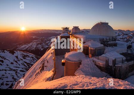 France Hautes Pyrenees Bagneres de Bigorre La Mongie Pic du Midi de Bigorre (2877m) Lever du soleil sur l'Observatory Banque D'Images