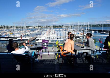 Brest Finistere terrasse de restaurant Bar Le Tour du Monde ouvert par Olivier de Kersauson et marina Banque D'Images