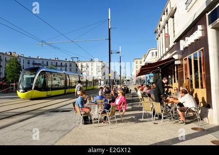 Tramway de Brest Finistere et terrasse de restaurant le long de la rue de Siam Banque D'Images