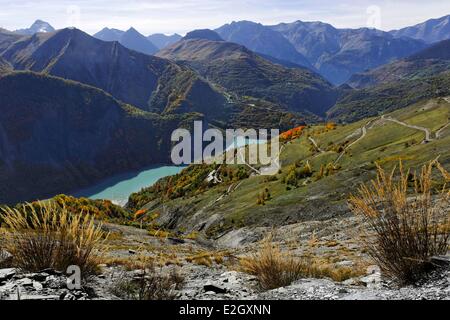 France Isère vue du plateau d'Emparis Lac Chambon sur le bord du Parc National des Écrins Banque D'Images