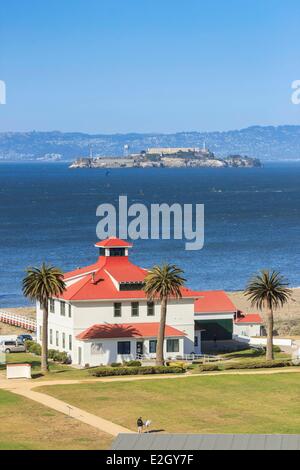États-unis Californie San Francisco Golden Gate National Recreation Area Crissy Field Center East de Golden Gate Bridge à San Francisco Bay l'île d'Alcatraz en arrière-plan Banque D'Images