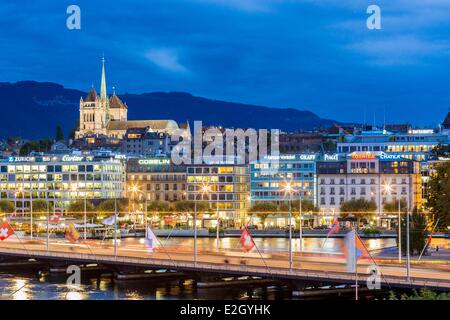 Suisse Genève Mont Blanc pont avec la Cathédrale St Pierre Banque D'Images