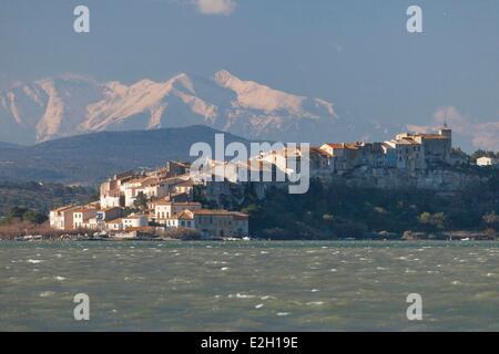 France Aude Bages village parc naturel des étangs de Narbonaise et mer Méditerranée avec le Mont Canigou (2784 m) en arrière-plan Banque D'Images