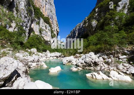 France Alpes de Haute Provence Var Parc Naturel Régional du Verdon (Parc Naturel Régional du Verdon) La Palud sur Verdon Aiguines Gorges du Verdon Grand Canyon du Verdon l'eau bleu turquoise sur sentier de randonnée La Tremblade Banque D'Images