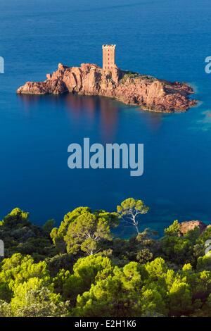 France Var Corniche de l'Estérel Saint Raphael Ile d'Or en face du Cap du Dramont Banque D'Images