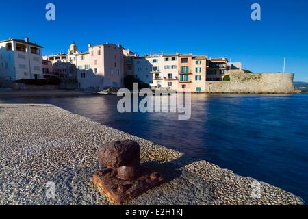 France Var Saint Tropez et la plage de la Ponche Vielle Tour à droite vu par quai de l'ancien port de pêche Banque D'Images