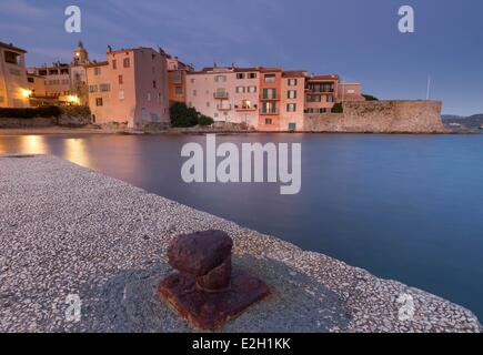 France Var Saint Tropez et la plage de la Ponche Vielle Tour à droite vu par quai de l'ancien port de pêche Banque D'Images