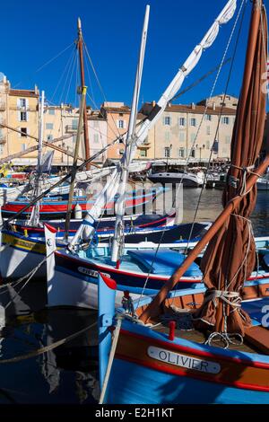 France Var saint tropez pointus (bateaux bateaux traditionnels méditerranéens) à vieux port Banque D'Images