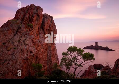 France Var Corniche de l'Estérel Saint Raphael Ile d'Or en face du Cap du Dramont Banque D'Images