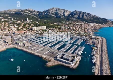 France Bouches du Rhône Marseille capitale européenne de la culture 2013 8ème port de la Pointe Rouge et massif de quartier Montredon Marseilleveyre (vue aérienne) Banque D'Images