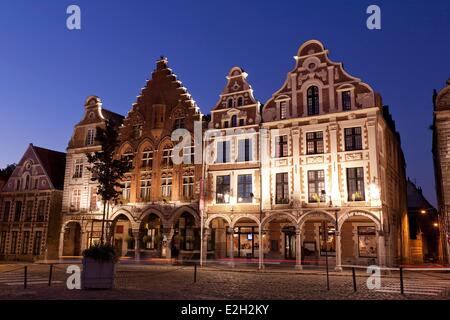 France Pas de Calais Arras Grand Place de maisons de style baroque flamand entourant hotel Les Trois Luppars de 1467 qui est en brique rouge et dont le style de pignon et pas de moineaux Banque D'Images