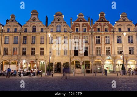 France Pas de Calais Arras Place des Héros style baroque flamand maisons et terrasses de cafés Banque D'Images