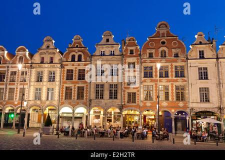 France Pas de Calais Arras Place des Héros style baroque flamand maisons et terrasses de cafés Banque D'Images