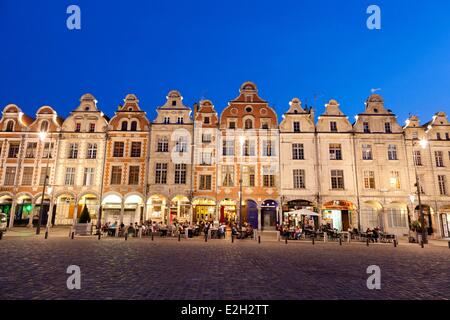 France Pas de Calais Arras Place des Héros style baroque flamand maisons et terrasses de cafés Banque D'Images