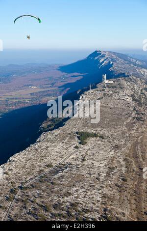 France Bouches du Rhône massif Sainte Baume parapentiste ou moteur paramoteur (vue aérienne) Banque D'Images