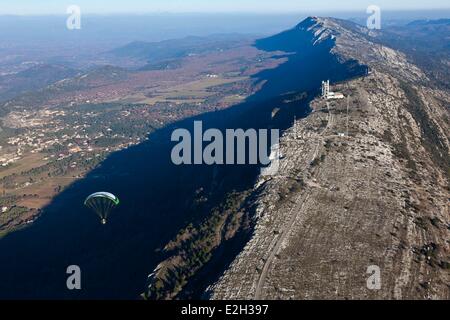 France Bouches du Rhône massif Sainte Baume parapentiste ou moteur paramoteur (vue aérienne) Banque D'Images