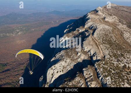 France Bouches du Rhône massif Sainte Baume parapentiste ou moteur paramoteur (vue aérienne) Banque D'Images