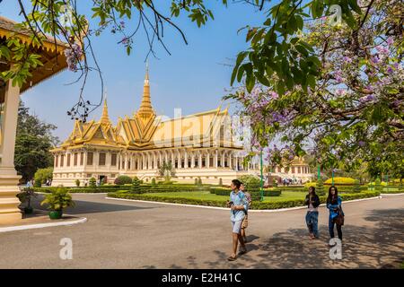 Cambodge Phnom Penh Palais Royal, Pagode d'argent (Wat Preah Keo en khmer) construit par le Roi Norodom en 1892 à 1902 est sanctuaire de cendres royale et son sol est recouvert de carreaux d'argent 5329 1,125 k chaque Banque D'Images