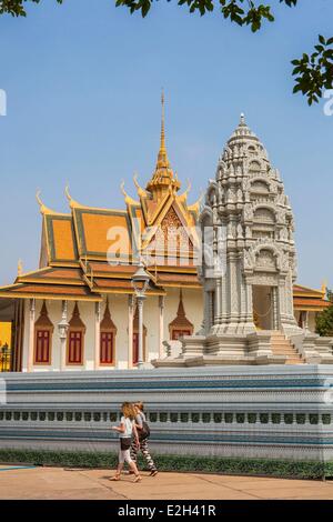 Cambodge Phnom Penh Palais Royal, Pagode d'argent (Wat Preah Keo en khmer) construit par le Roi Norodom en 1892 à 1902 est sanctuaire de cendres royale et son sol est recouvert de carreaux d'argent 5329 1,125 k chaque Banque D'Images