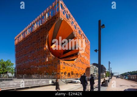 France Rhone Lyon La Confluence nouveau quartier au sud de Presqu'ile (péninsule) Pavillon des Salins aussi appelé Cube Orange par les architectes Dominique Jakob et Brendan Mac Farlane sur l'ancien site de Port Rambaud Banque D'Images