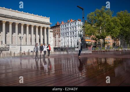 France Rhone Lyon site historique classé au Patrimoine Mondial par l'UNESCO Cordeliers quai Romain Rolland quartier palais de justice et de jets d'eau Banque D'Images