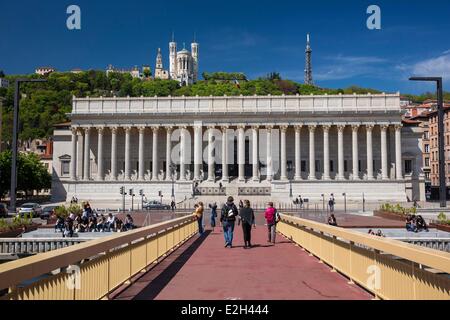 France Rhone Lyon site historique classé au Patrimoine Mondial par l'UNESCO Cordeliers de passerelle quartier Palais de Justice sur Saone avec vue sur Notre dame de Fourvière Banque D'Images