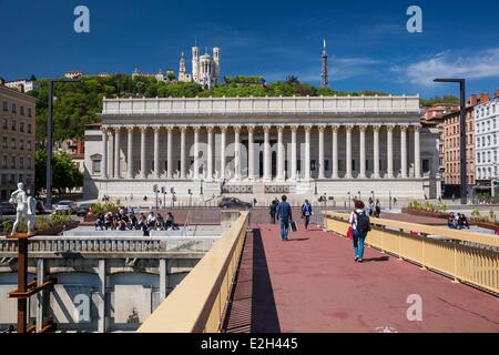 France Rhone Lyon site historique classé au Patrimoine Mondial par l'UNESCO Cordeliers de passerelle quartier Palais de Justice sur Saone avec vue sur Notre dame de Fourvière Banque D'Images