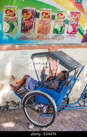 Cambodge Phnom Penh Pedicab driver reposant Banque D'Images