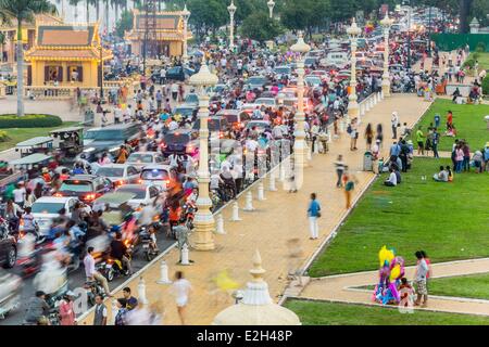 Cambodge Phnom Penh embouteillage sur Sisowath Quay Banque D'Images