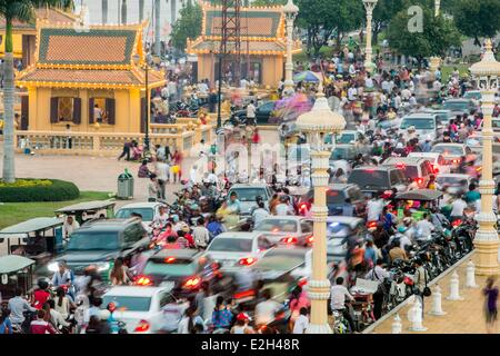 Cambodge Phnom Penh embouteillage sur Sisowath Quay Banque D'Images