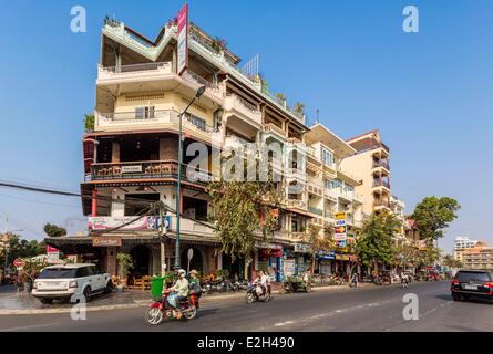 Cambodge Phnom Penh Sisowath Quay sur la rivière Tonle Sap Banque D'Images