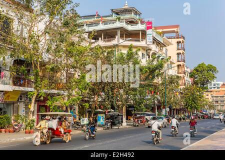 Cambodge Phnom Penh Sisowath Quay sur la rivière Tonle Sap Banque D'Images