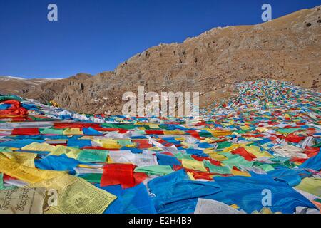 Chine Tibet YeRM-Ea valley les drapeaux de prières sur Drak YeRM-Ea et monastère des grottes de méditation Banque D'Images